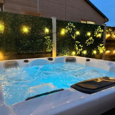 Elder Cabin With Hot Tub يورك المظهر الخارجي الصورة