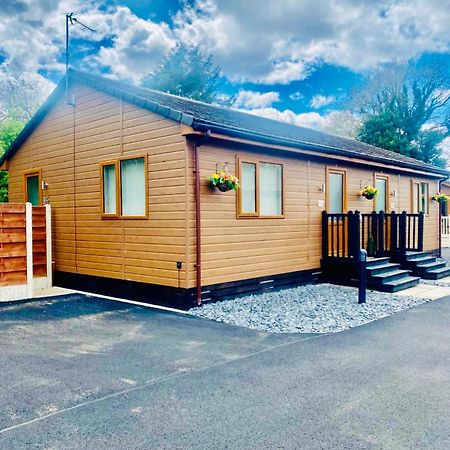 Elder Cabin With Hot Tub يورك المظهر الخارجي الصورة
