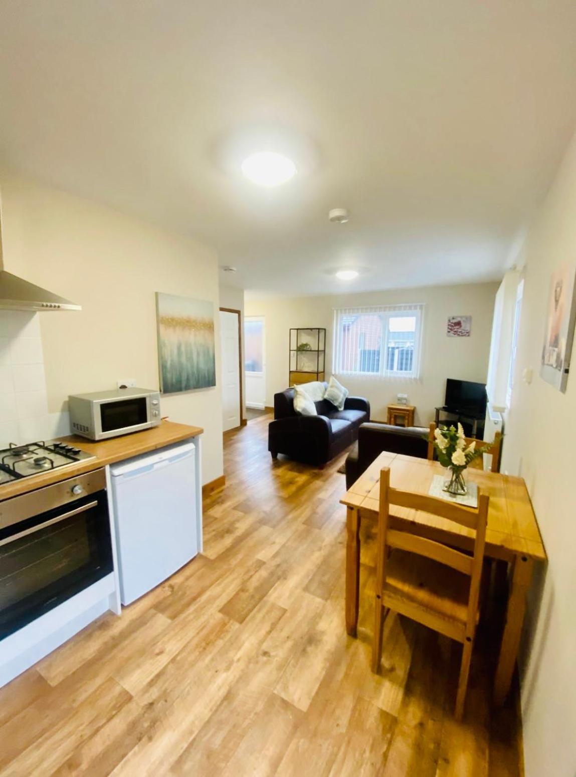 Elder Cabin With Hot Tub يورك المظهر الخارجي الصورة
