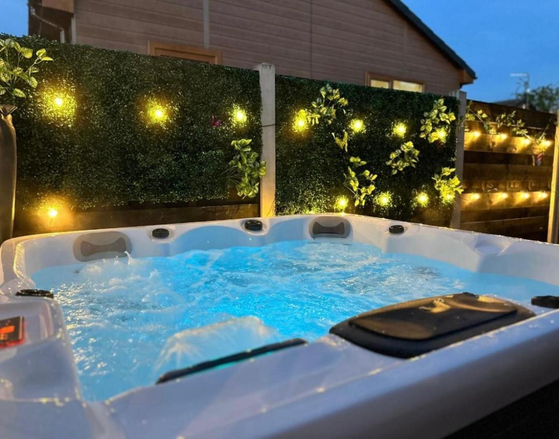Elder Cabin With Hot Tub يورك المظهر الخارجي الصورة